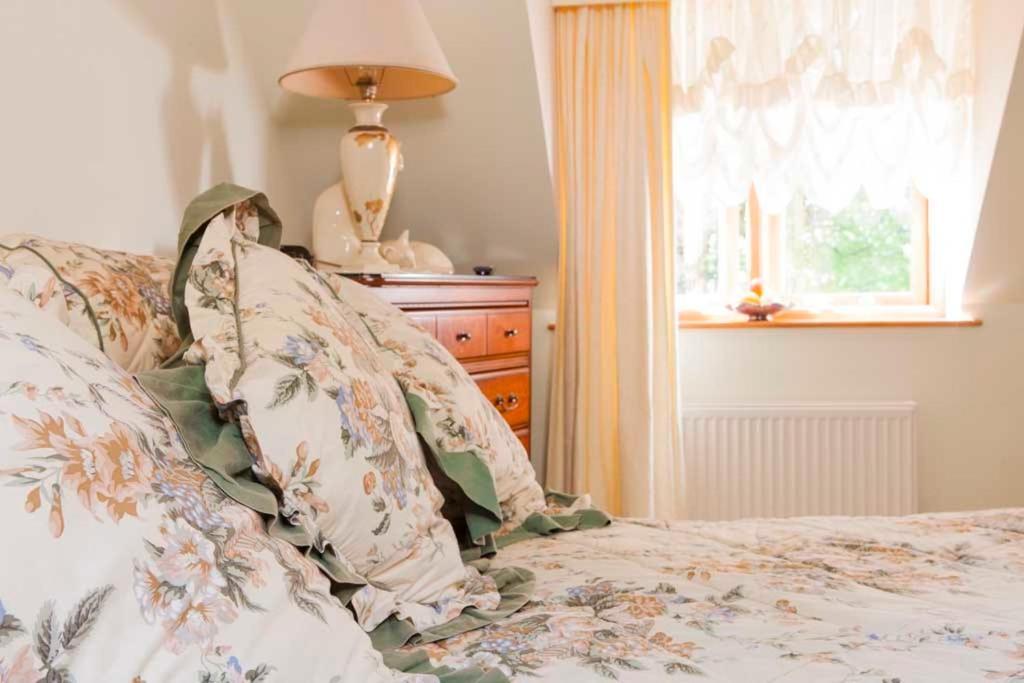 Little Red Rooster Rest Hotel Тенби Екстериор снимка